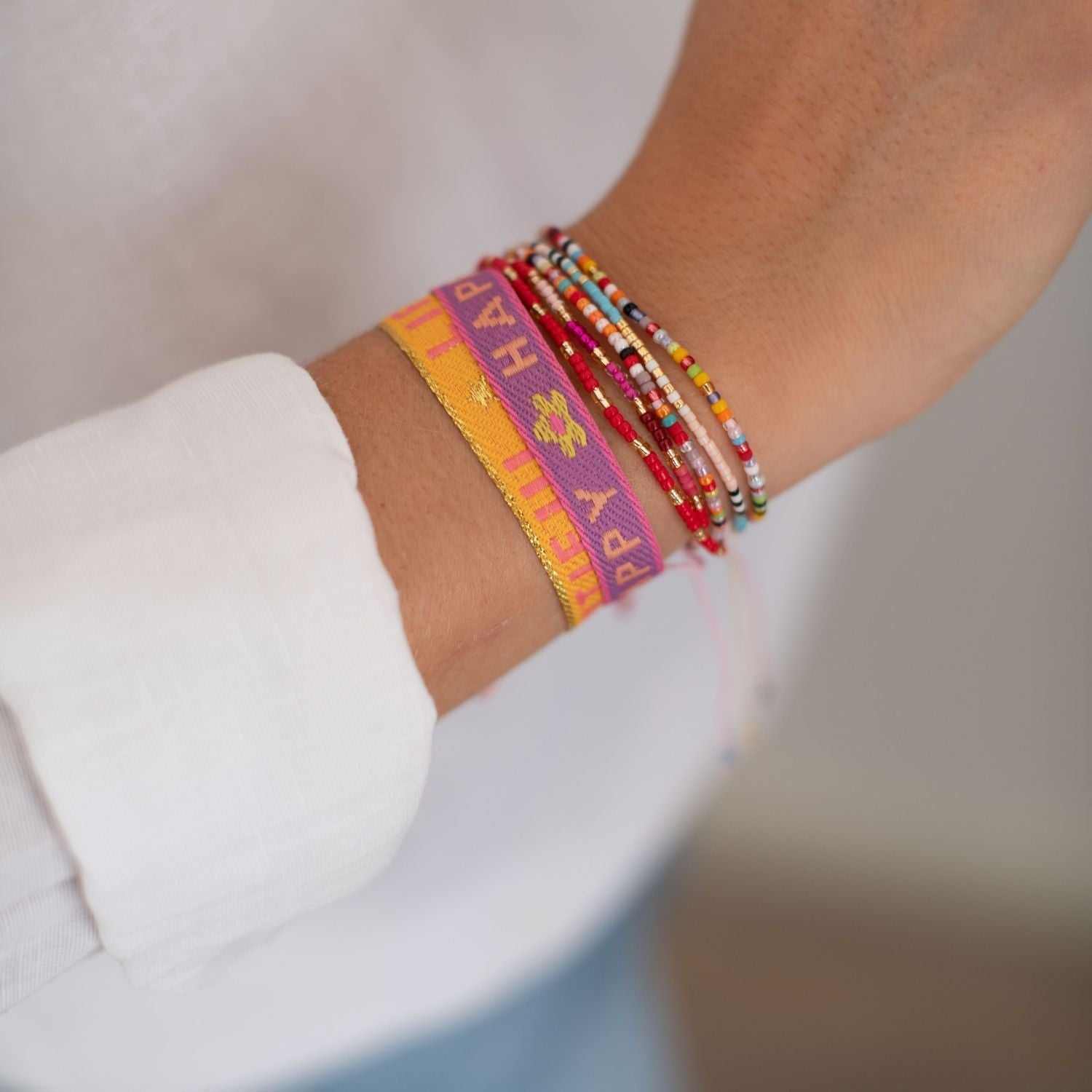 Freundschaftsarmband 2er Set aus Stoff, handgefertigt, in bunten Farben am Handgelenk getragen.