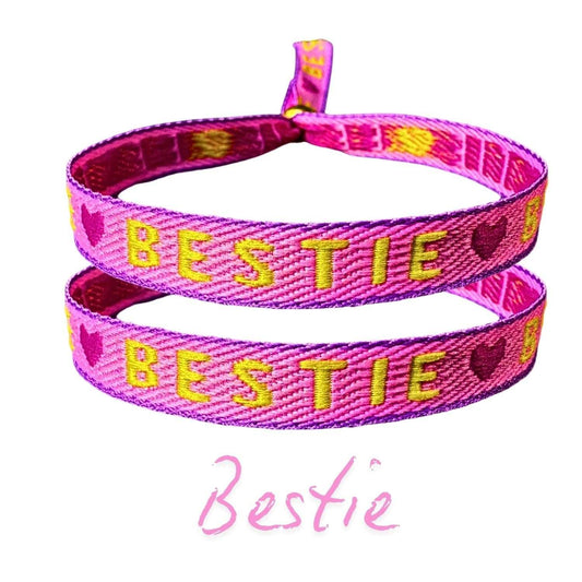 Freundschaftsarmband 2er Set in Pink mit gelber Bestie-Schrift und Herzmotiv.