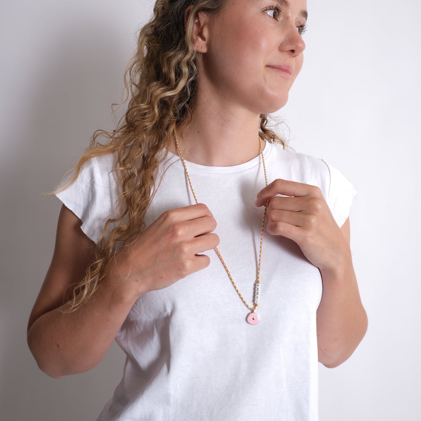 Halskette - Stoffkette mit SUNNY Buchstaben