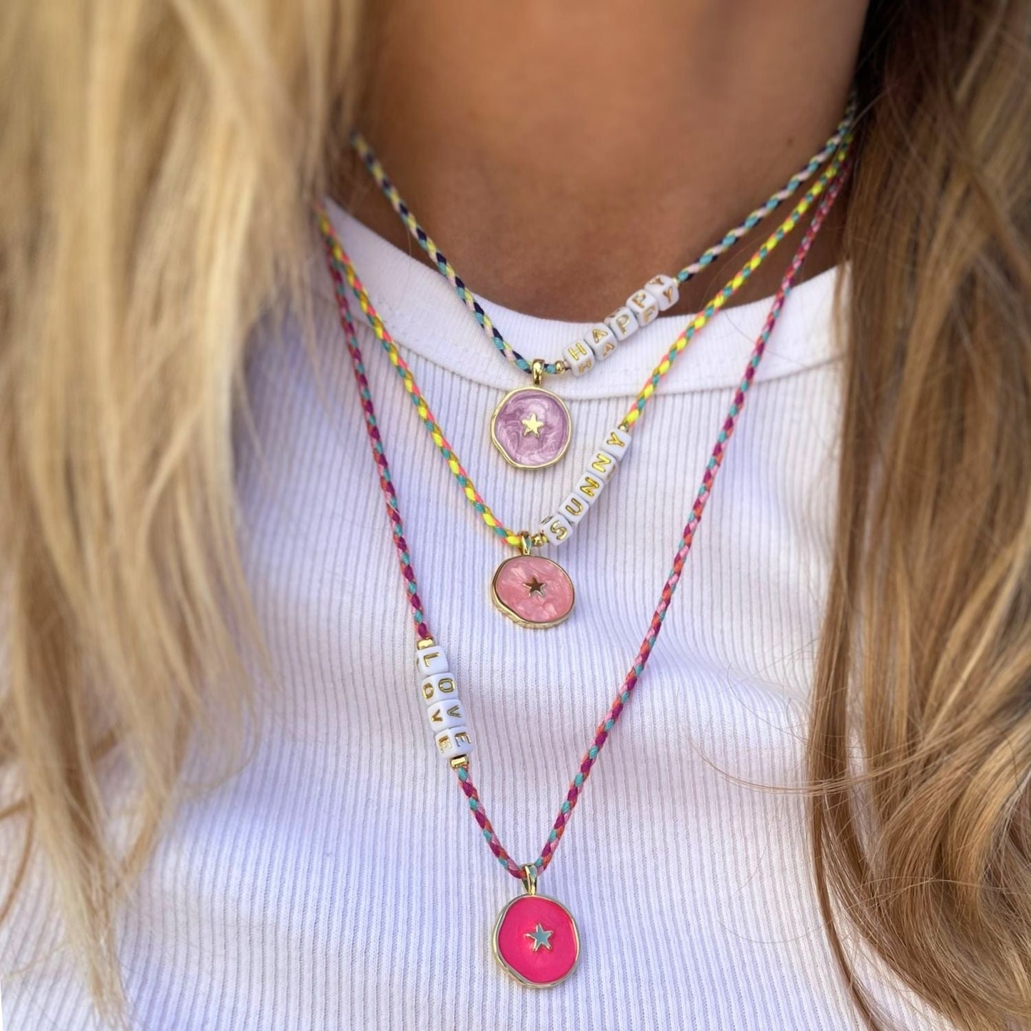 Damen Halskette mit rotem Stoffband und „LOVE“ Buchstabenperlen, verstellbar und stylisch.