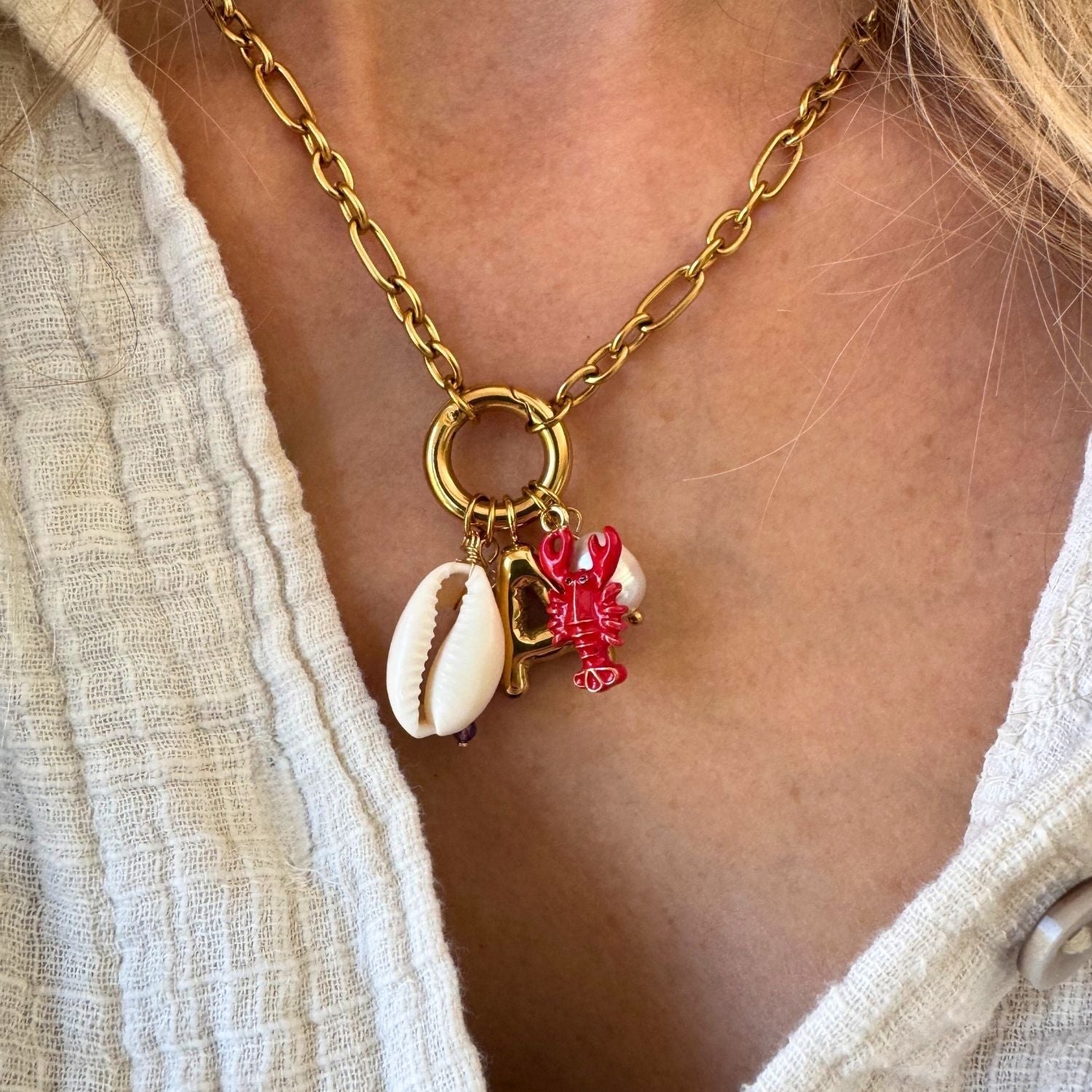 Charm Kette aus vergoldetem Edelstahl mit Karabiner. Anhänger Muschel, Lobster und Edelstein.