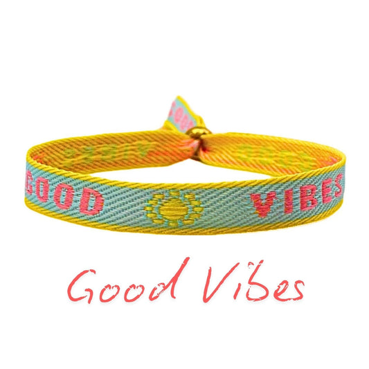 Statement Armband mint und gelb mit Aufschrift "Good Vibes", verstellbare Schiebeperle.