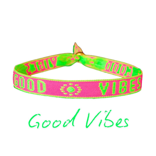 Neonpinkes Statement Armband mit "Good Vibes" Aufschrift, leuchtendes Design für positive Energie.