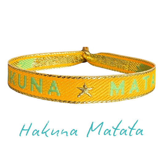 Gelbes Statement Armband Hakuna Matata mit verstellbarer Schiebeperle und wasserfestem Stoffdesign