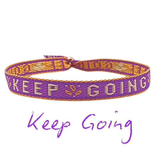 Statement Armband "Keep on Going" in Lila mit Motivationsaufdruck, verstellbar und wasserfest.