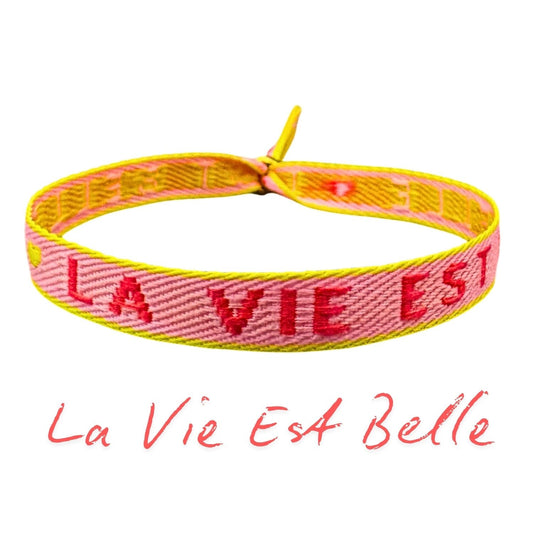 Statement Armband rosa mit Aufschrift "La Vie Est Belle", verstellbar, wasserfest, ideal für Boho-Look.