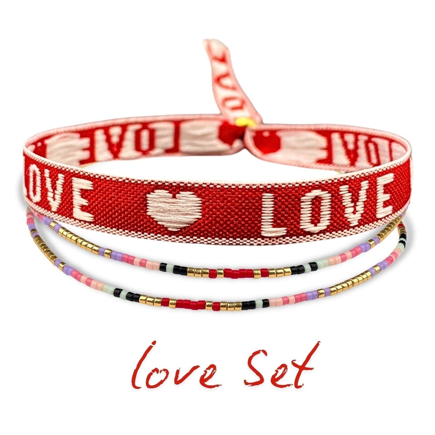 Boho Armbänder Set mit rotem Love Armband und eleganten Glasperlenarmbändern.