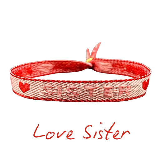 Statement Armband - Love Sister, rotes Stoffarmband mit Herzmotiv, verstellbares Design, Symbol für Geschwisterliebe.