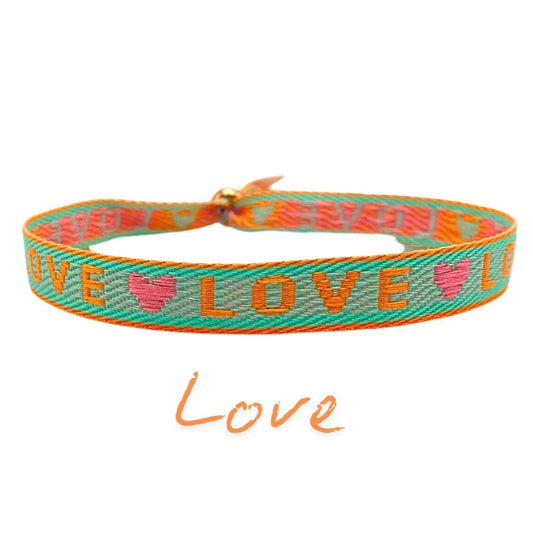 Grünes Statement Armband mit "Love"-Print und verstellbarer Schiebeperle.
