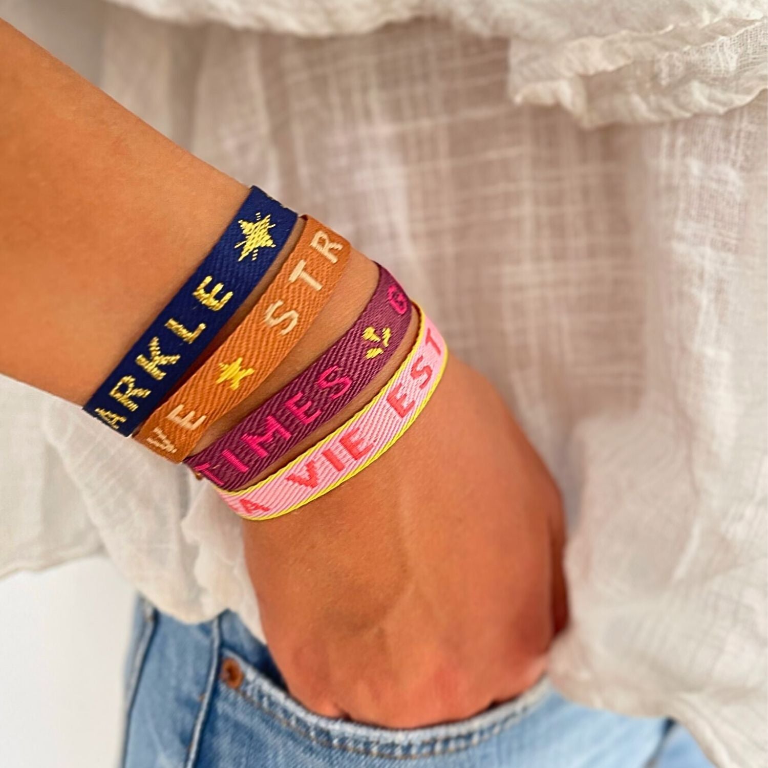 Statement-Armband – Sparkle Shine in blau am Arm eine Frau.
