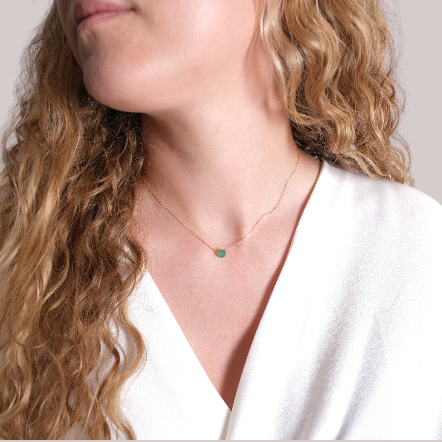vergoldete Silberne Geburtsstein-Kette Mai mit grünem Onyx, getragen von einer Frau.