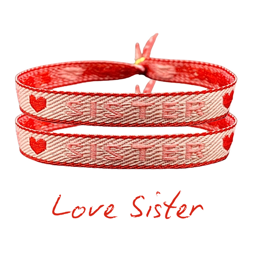 Statement Armband Love Sister 2er Set in Rot und Rosa, mit Herzen und Schriftzug "SISTER", symbolisiert Geschwisterliebe.