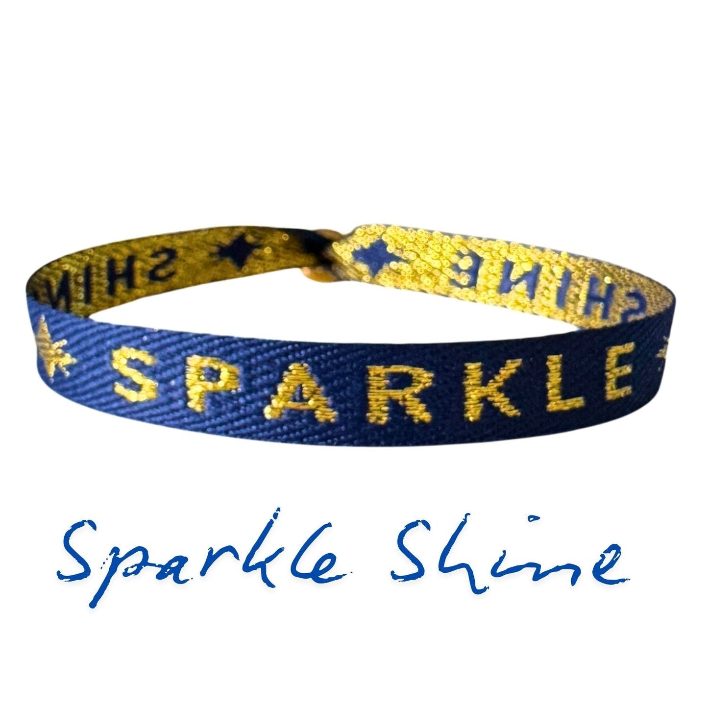 Statement-Armband – Sparkle Shine mit verstellbarer Perle und wasserdichtem Stoff mit der Aufschrift „Sparkle“ in goldener Schrift.