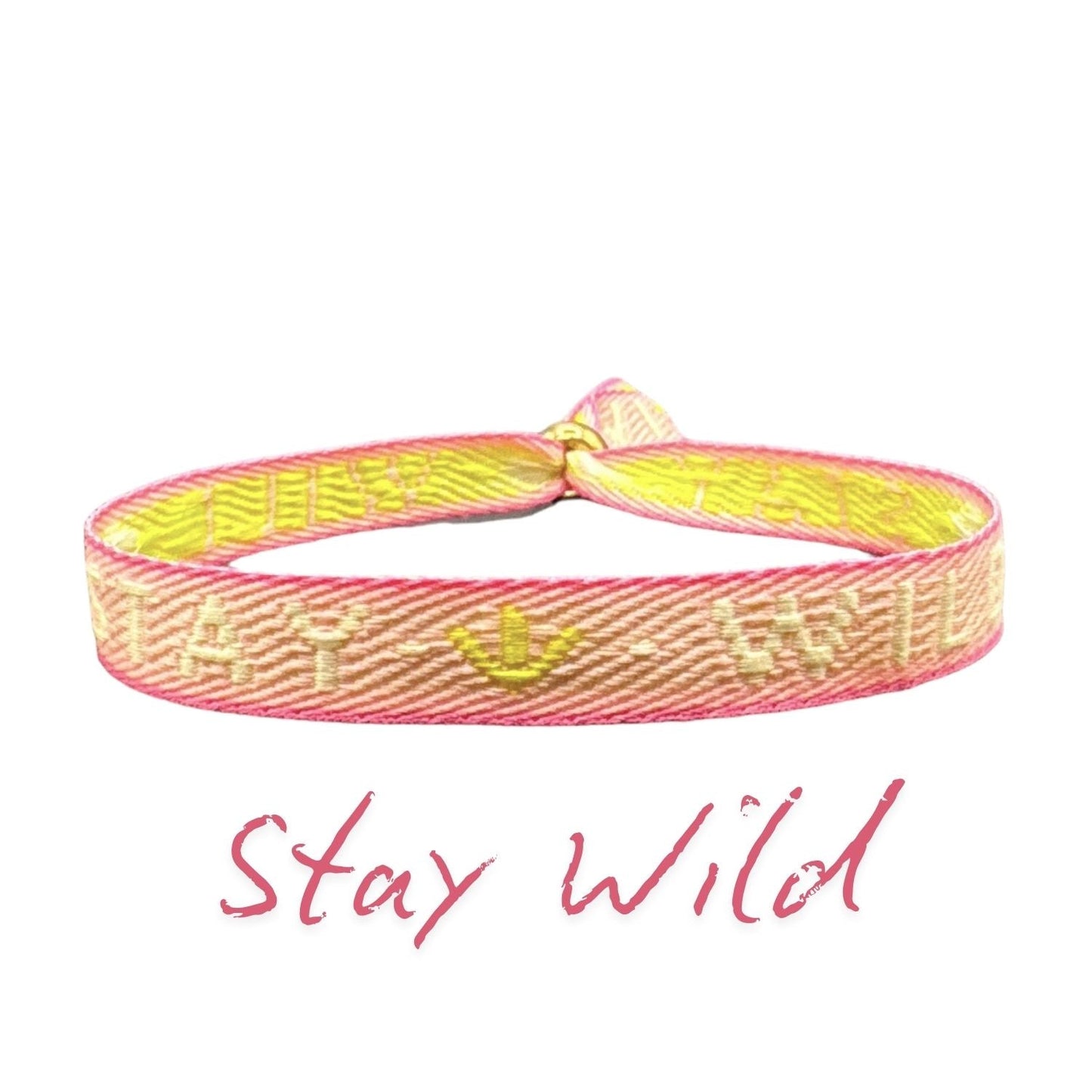 Statement-Armband – Stay Wild, rosa Stoffarmband mit verstellbarem Schieber und gelbem Text.