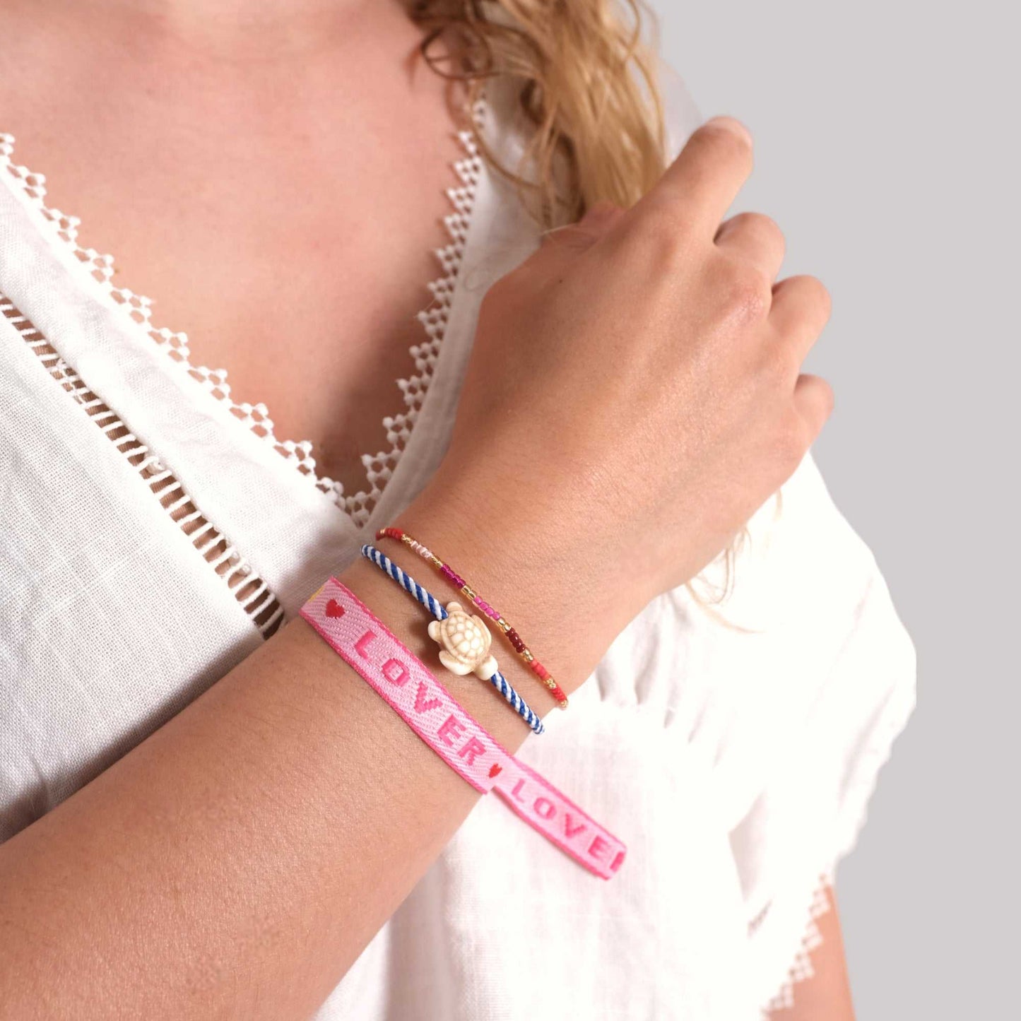 Statement Armband "Sun Lover" am Handgelenk mit sommerlichem Boho-Stil und wasserfestem Design.