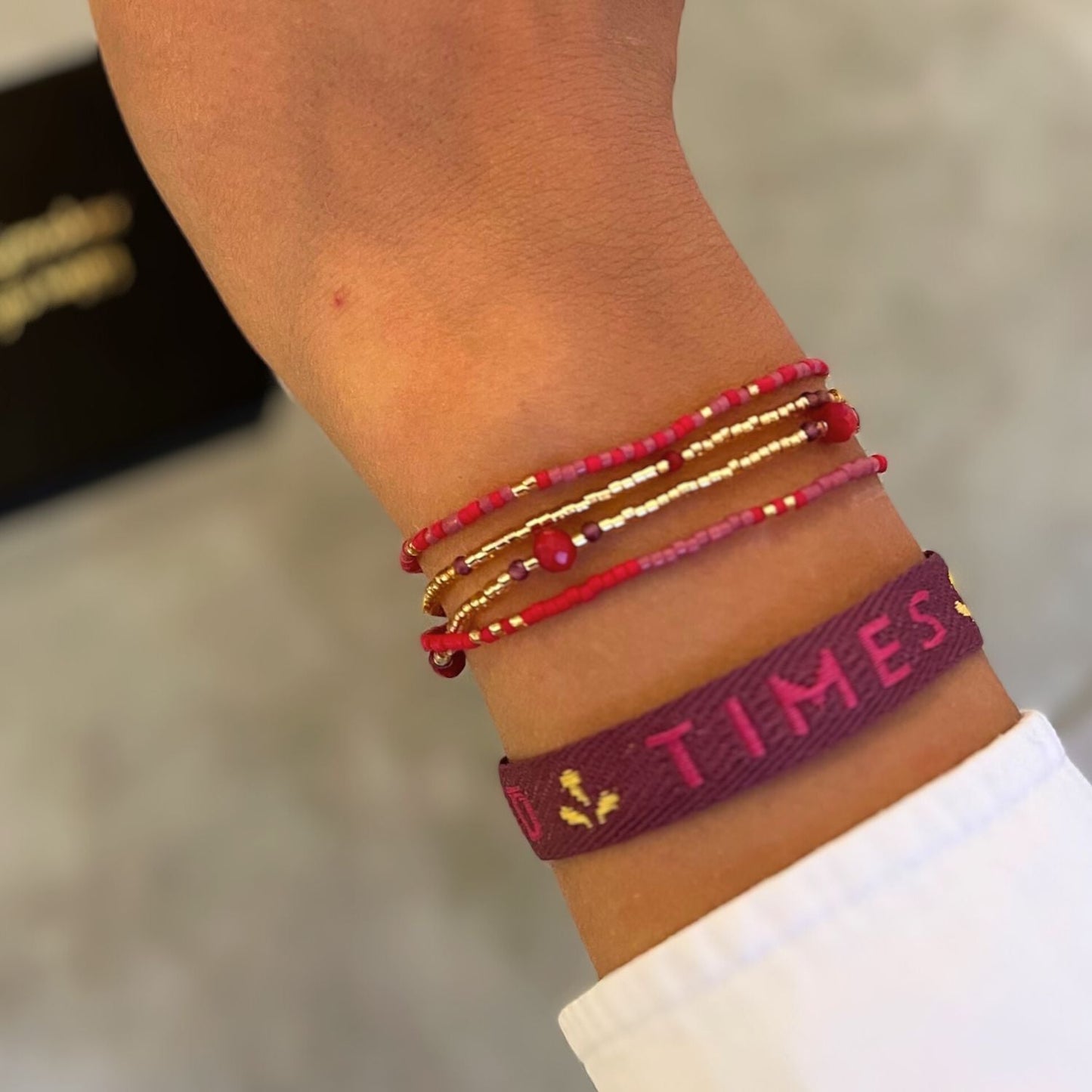 Buntes Perlenarmband mit roten Jaspis- und Amethyst-Edelsteinen, kombiniert mit rosafarbenen und goldenen Miyuki Glasperlen.