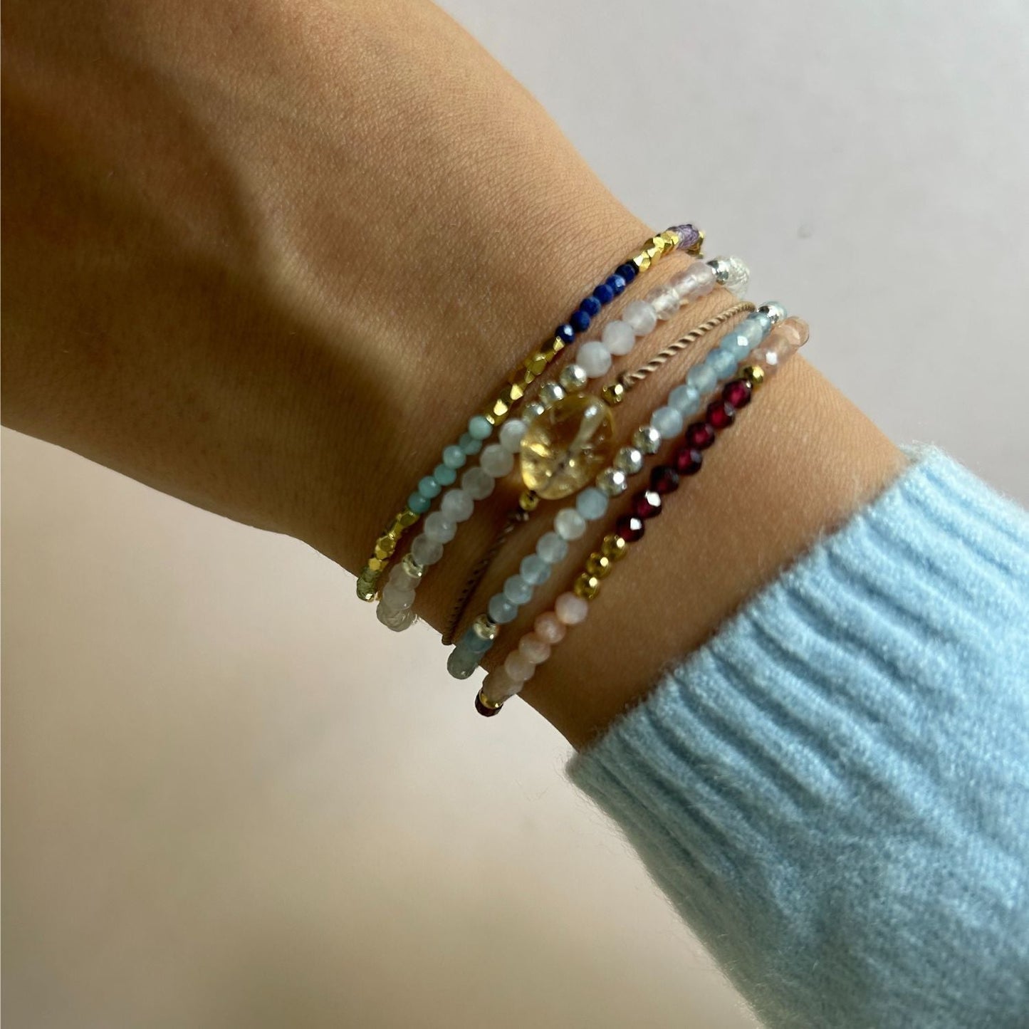 Chakra Armband mit Edelsteinen und vergoldeten Messingperlen, unterstützt Balance und Wohlbefinden.