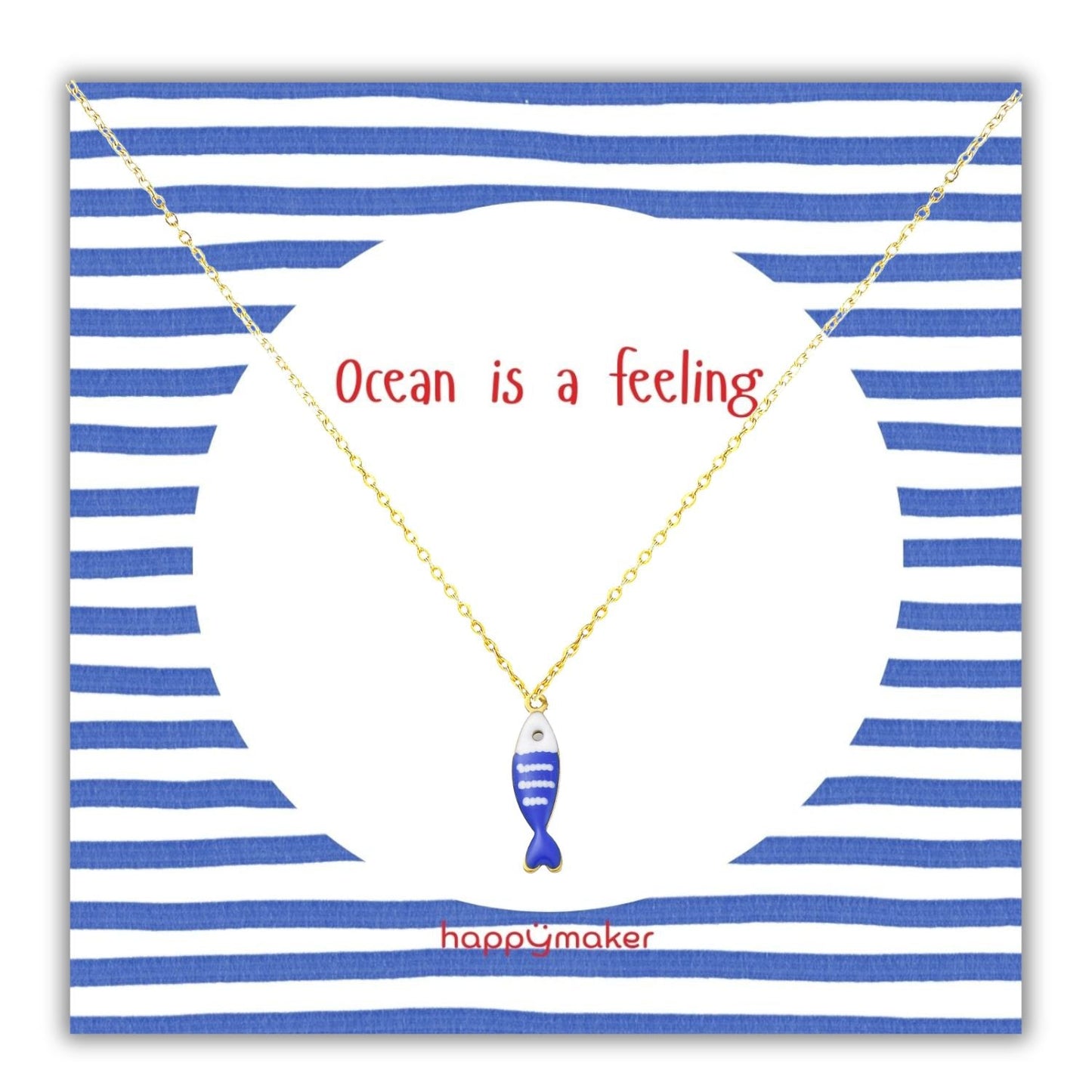 Goldkette mit blau-weißem Fischanhänger auf maritim gestalteter Karte, "Ocean is a feeling" Text.