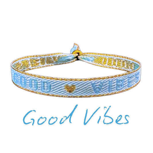 Statement Armband in Hellblau mit Gold "Good Vibes" Aufschrift, verstellbar und wasserfest.