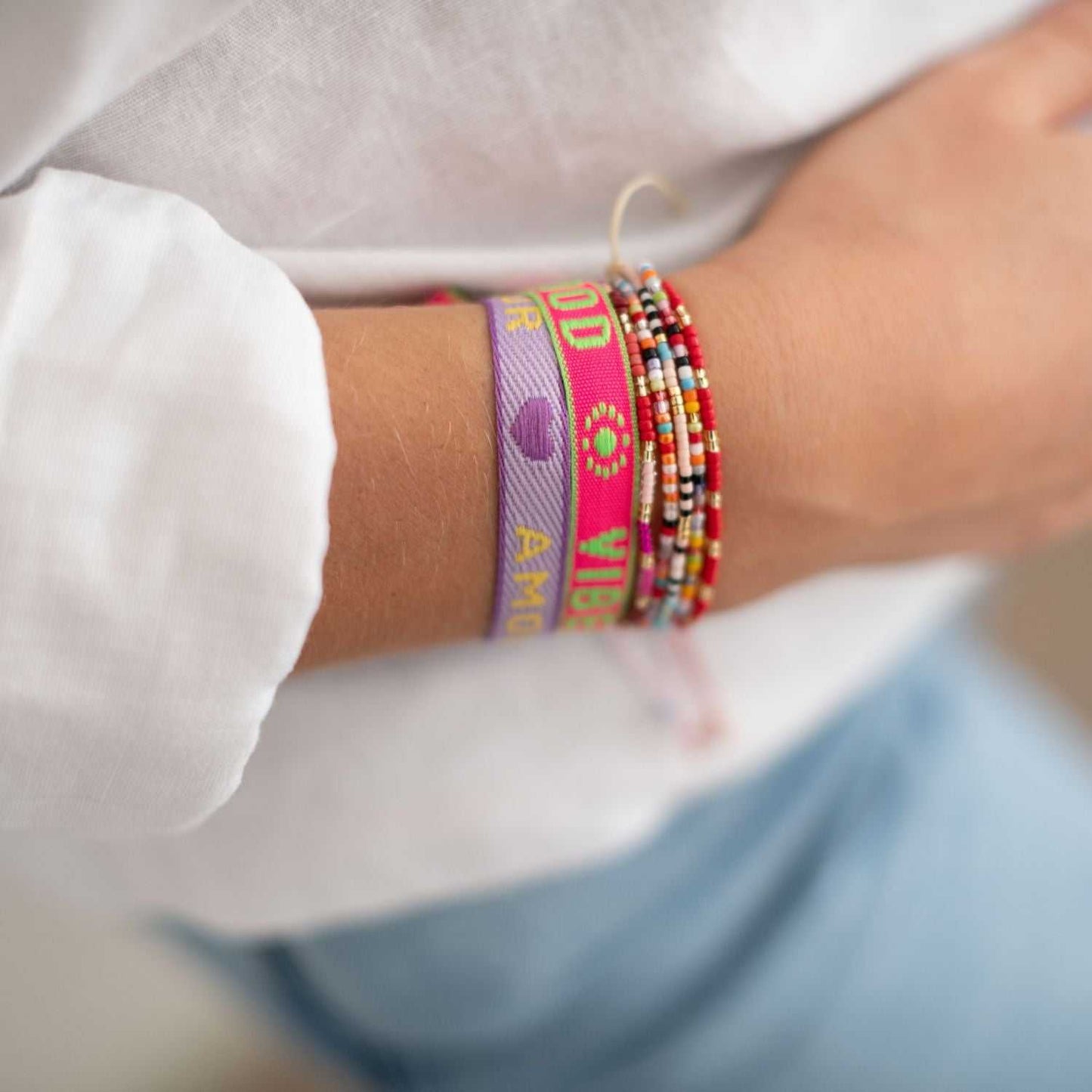 Statement Armband "Keep on Going" am Handgelenk, farbenfrohes Design, ideal für Motivation im Alltag.