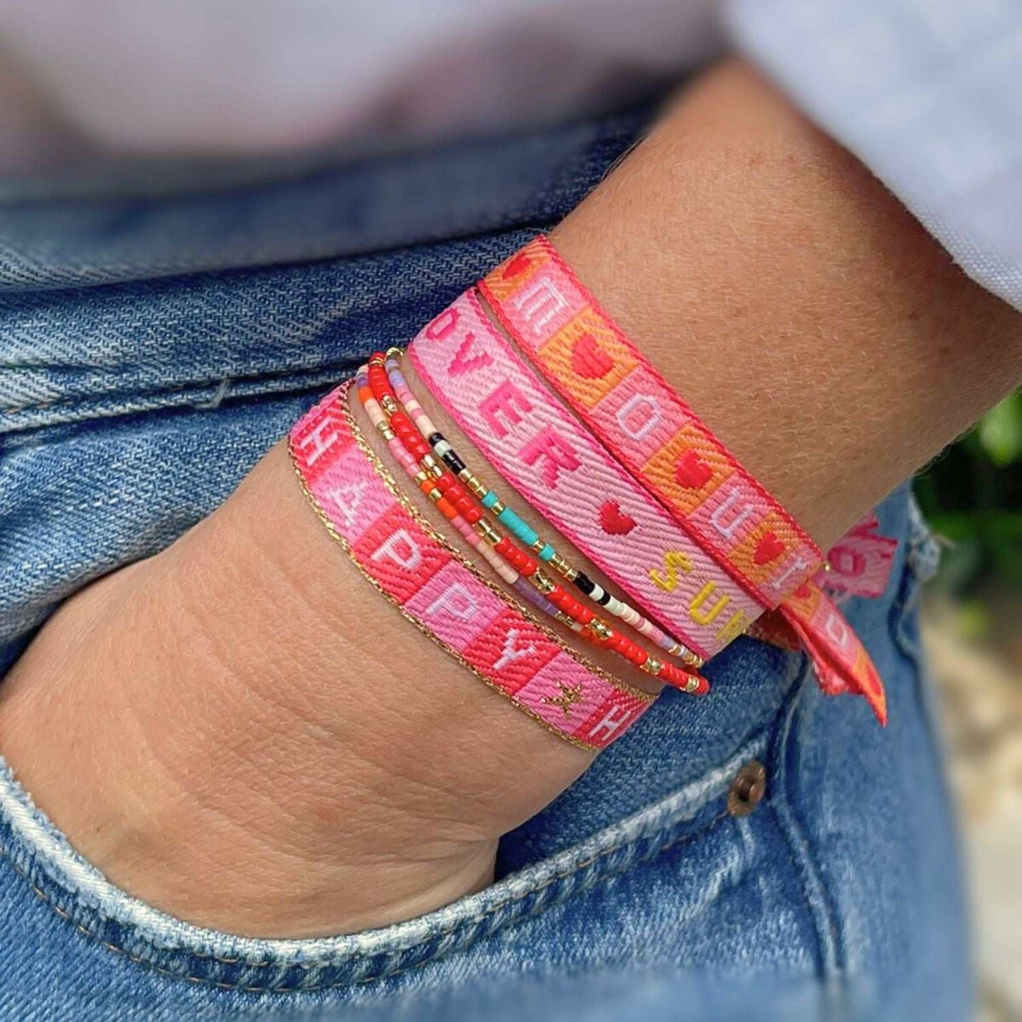 Bunte Boho Armbänder am Arm getragen.