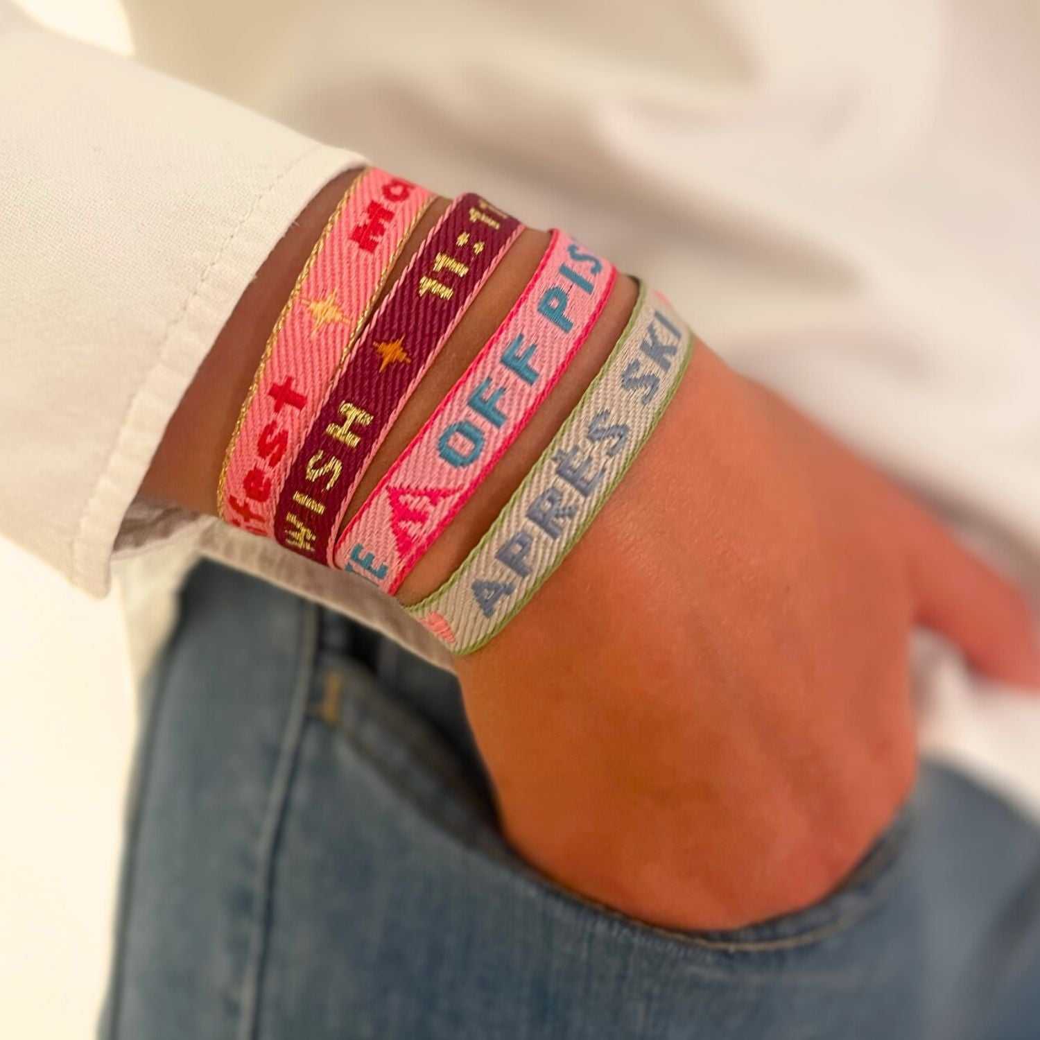 Statement-Armband – farbenfroher Stoff, verstellbar, wasserabweisend, perfekt für Abenteurer und Outdoor-Enthusiasten.