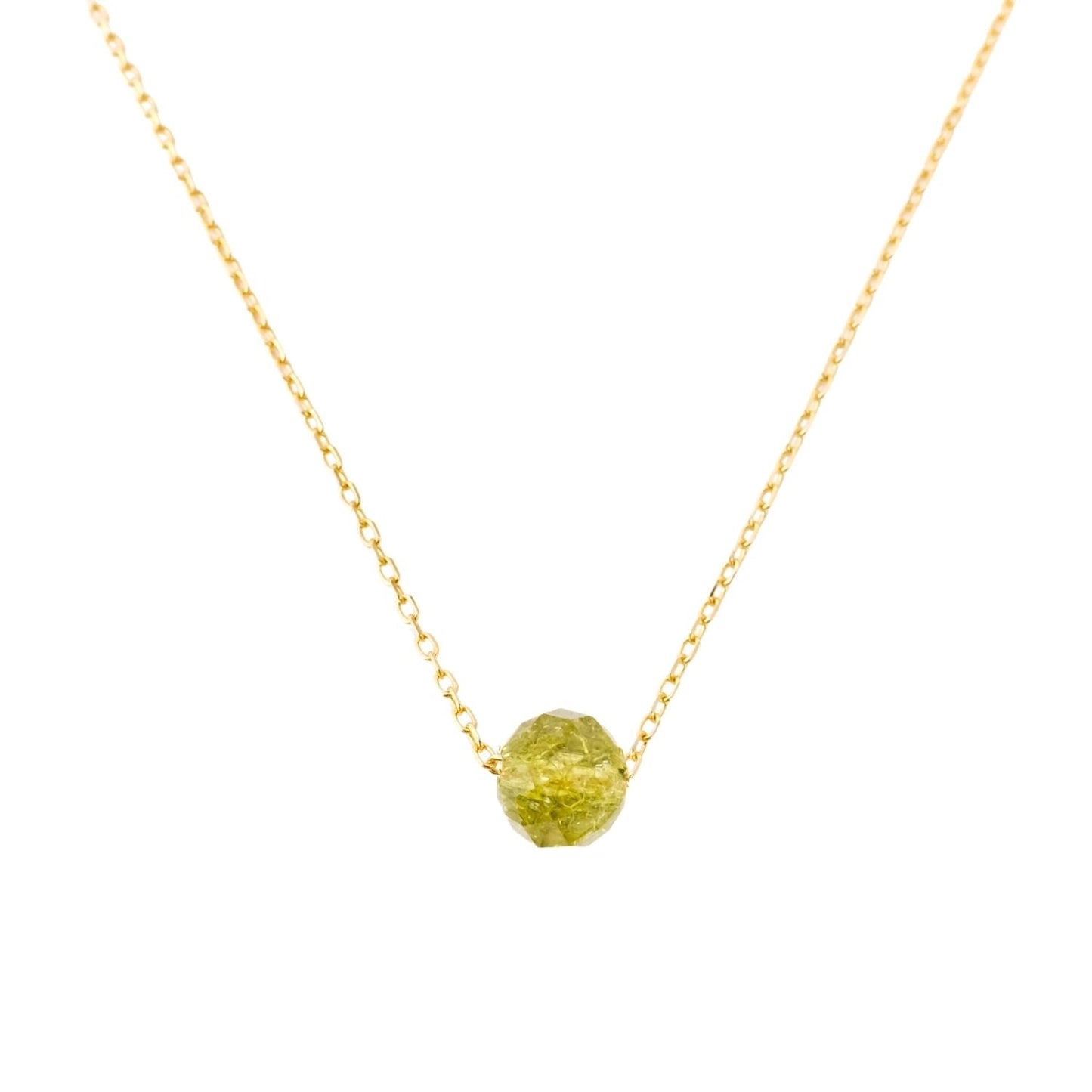 vergoldete Silberkette mit facierter Peridot Kugel für Löwe, Geburtsstein August, symbolisiert Charisma und Stärke.