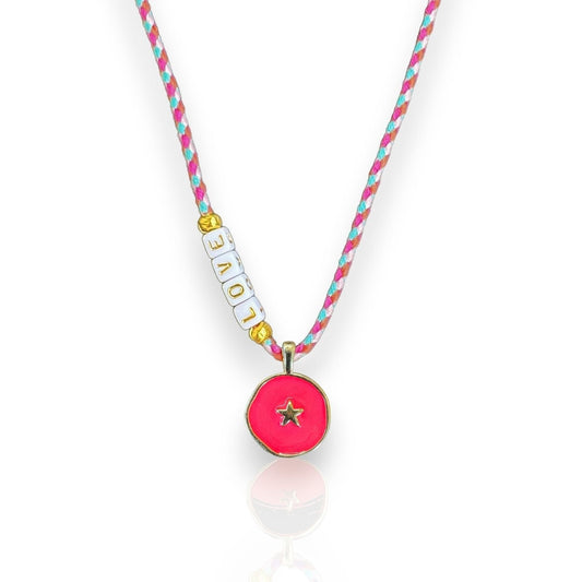 Rote Halskette auf einem Stoffband mit Amulett und Buchstaben Love.