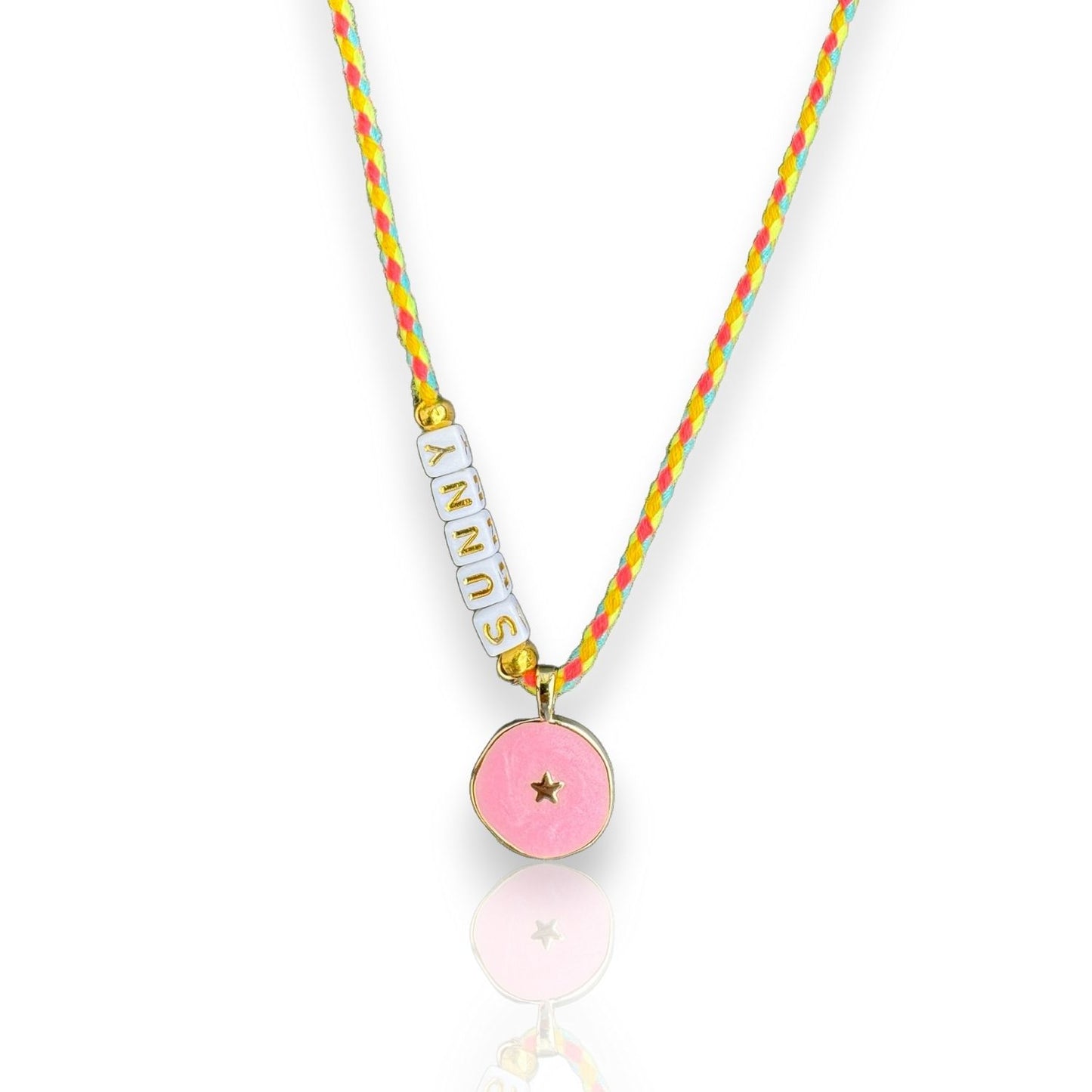 stoffkette in gelb und rosa mit einem runden emaille anhänger in rosa und buchstabenperlen die sunny sagen