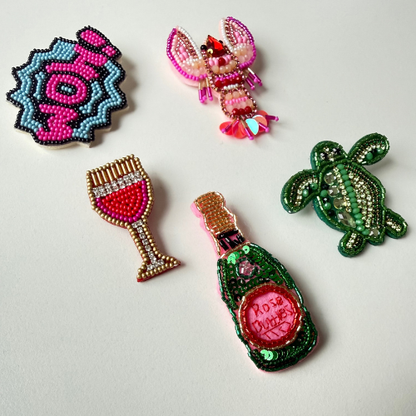 Brosche aus Perlen - Roséflasche