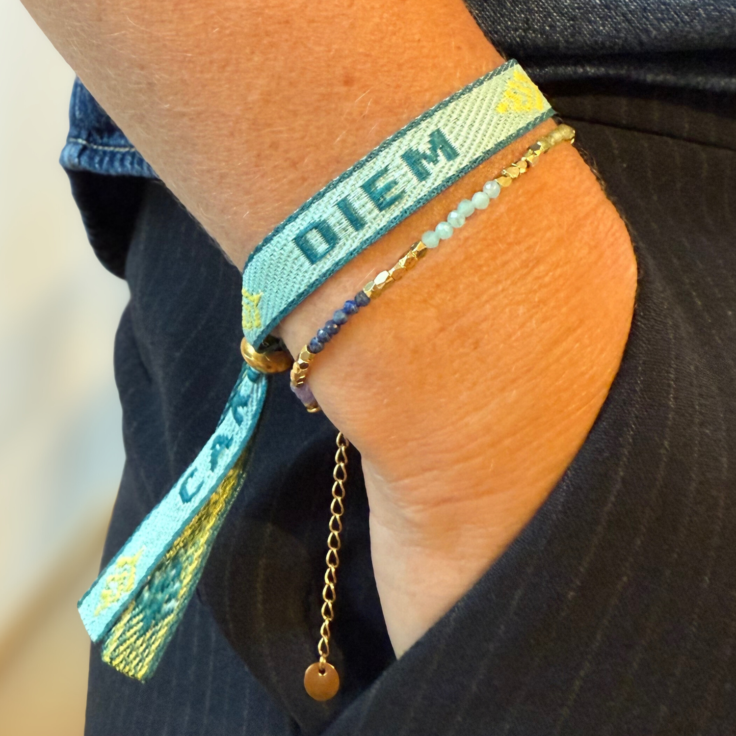 Statement Armband Carpe Diem aus weichem Textil mit Schiebeperle in Wunschfarbe am Handgelenk getragen