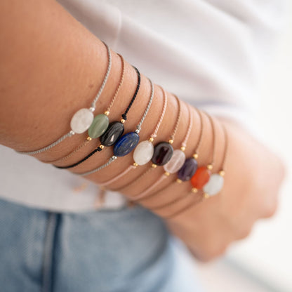 viele armbänder am arm 