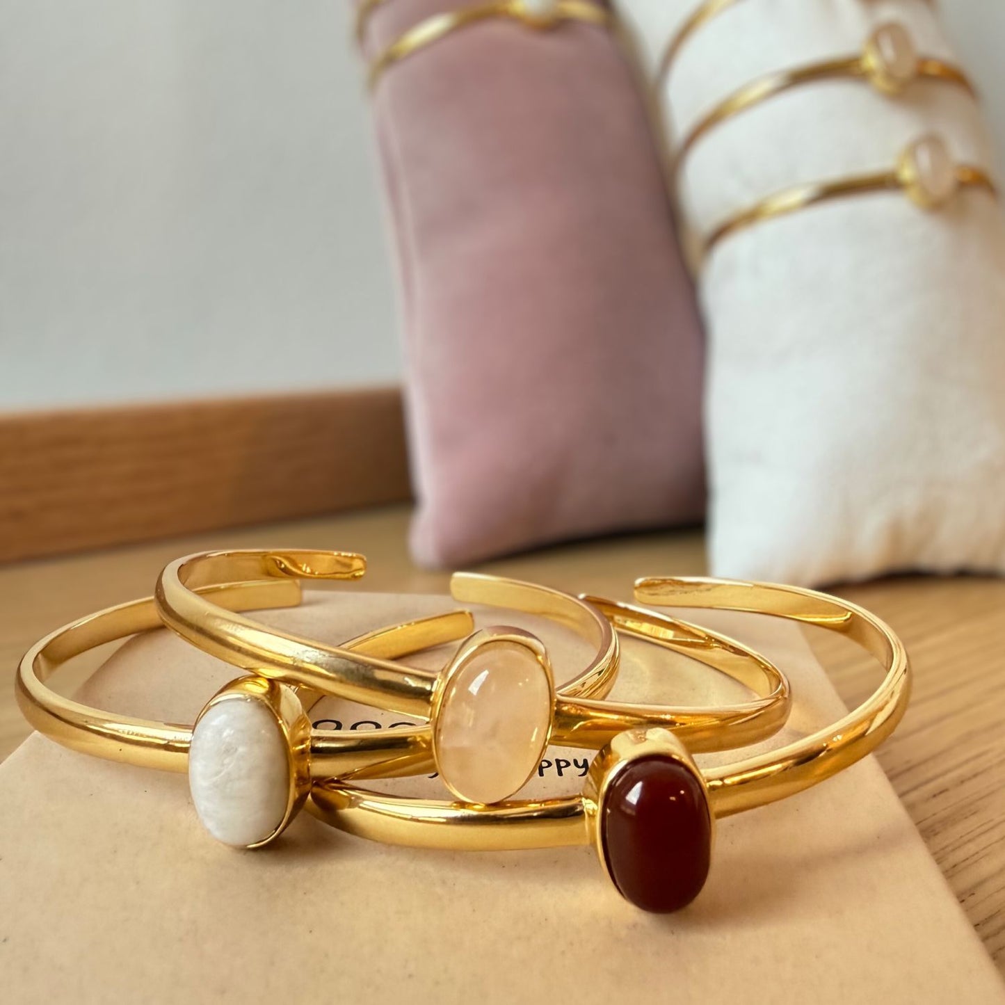 Vergoldeter Armreifen mit Rosenquarz