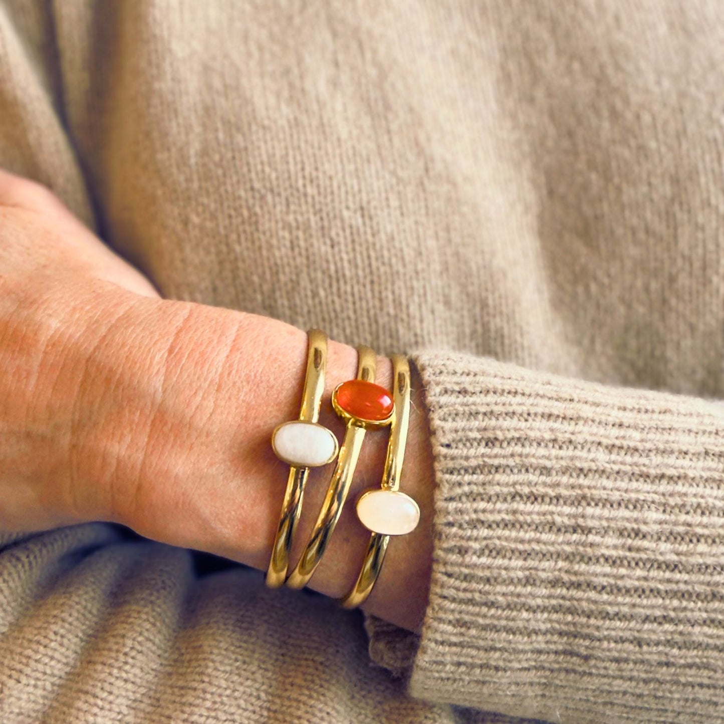 Vergoldeter Armreifen mit Rosenquarz