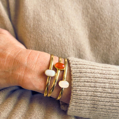 Vergoldeter Armreifen mit Rosenquarz