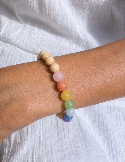 Chakra Armband mit hellen Sandelholzperlen